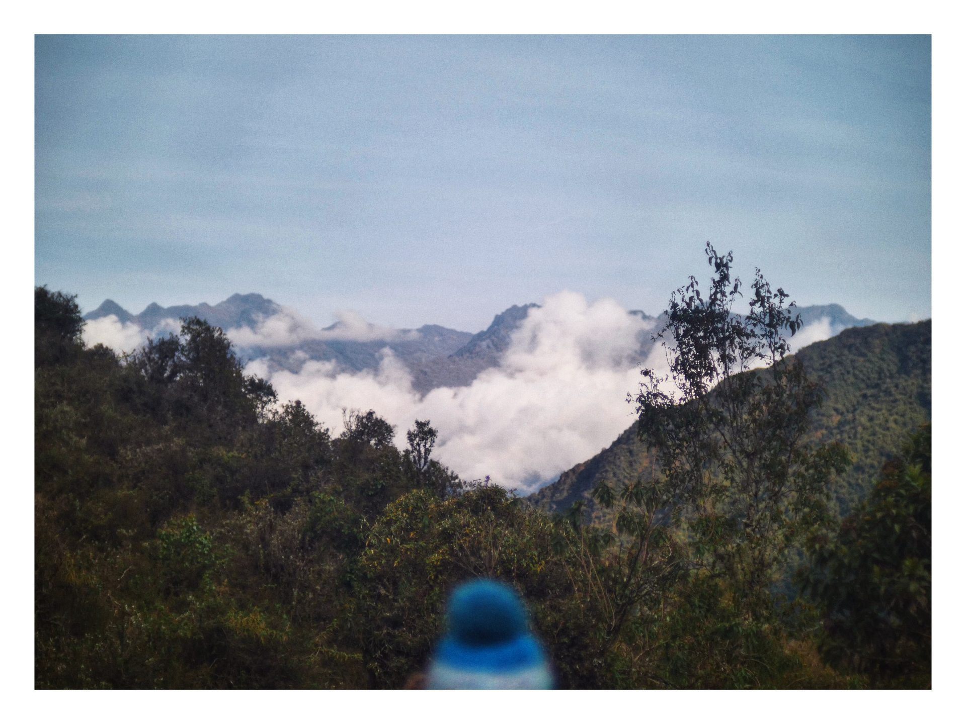 Wolken kruipen door de Andes-toppen
