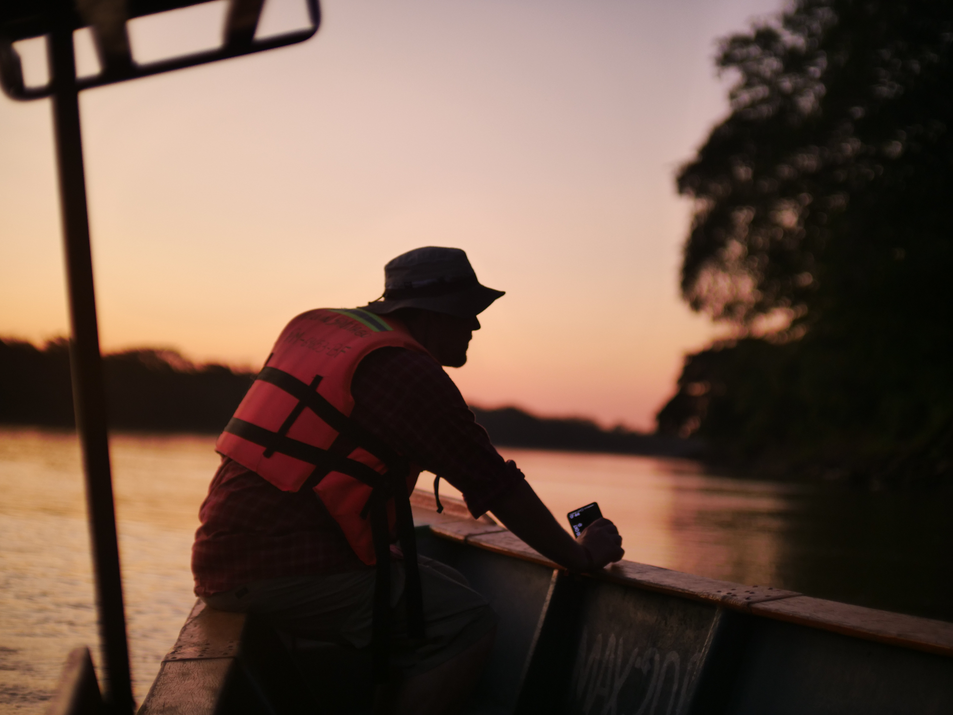 Zonsondergang op de rivier in de Amazone