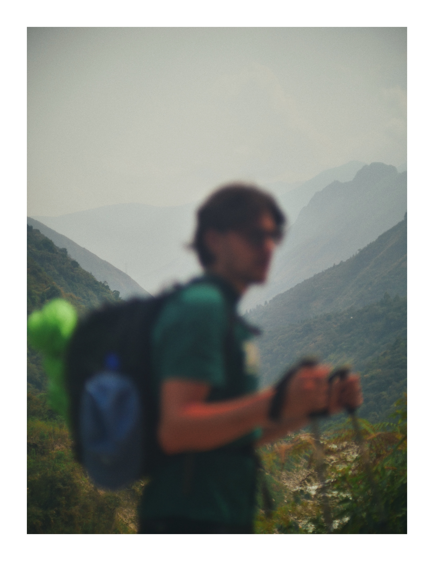 Trekking door de mistige bergen